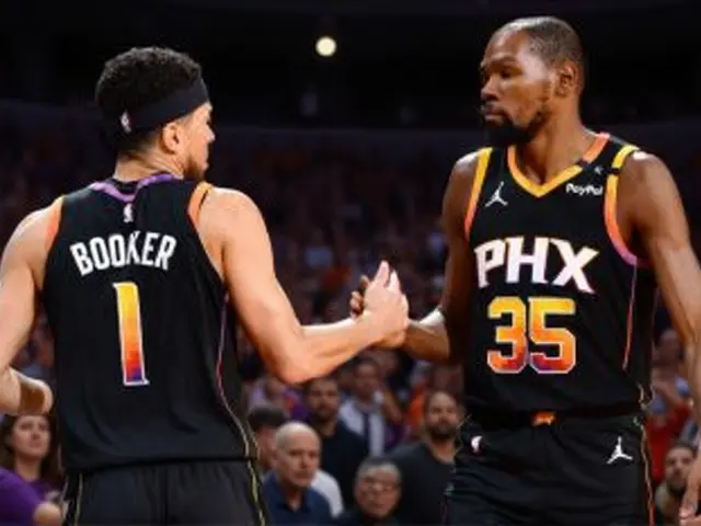 Jokic brilha com triplete e leva Nuggets à vitória apertada contra Suns em Phoenix